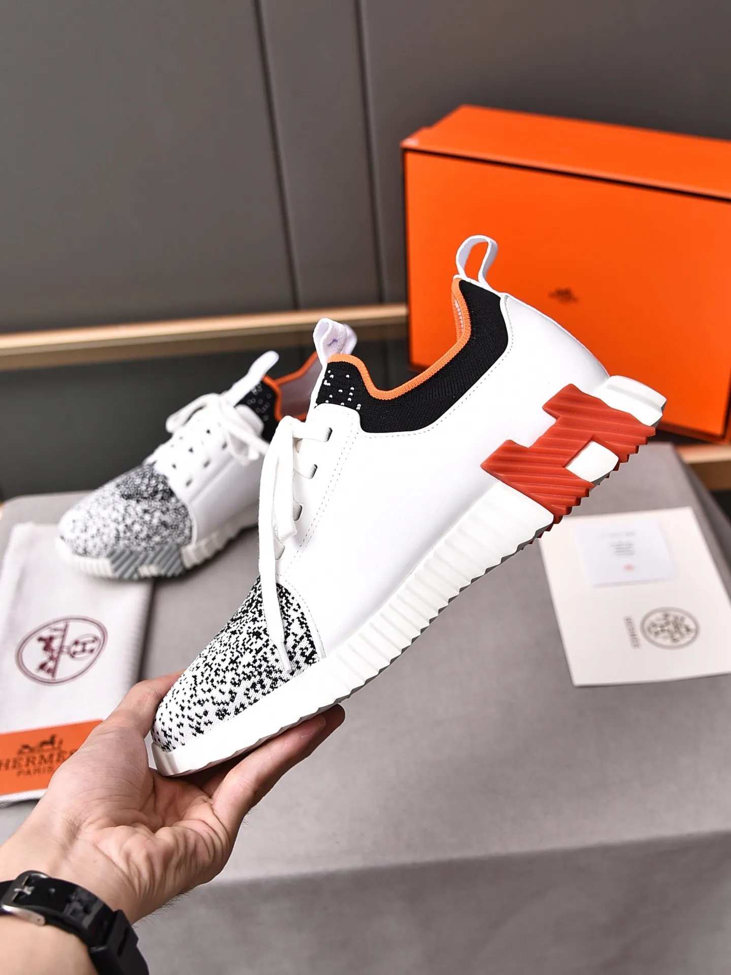 Factory price PP600 [Hermes] fe new arrival~ New Bouncing sneakers are the most comfortable shoes from Hermès, no one else⃣️. They are very light on the feet and look great. You won’t feel tired even when you go shopping and running around. 👍 Very light and comfortable, very light, suitable for both sports and leisure, and feel great when you step on them! It’s up to you to choose, there’s always what you want~ ✔️Fabric: Imported first-layer cowhide + high-elastic fly weave ✔️Inner lining: Imported water-dyed cow lining ✔️Outsole: Seamless combination of IP+TPU (multi-color letters) German technology irradiation machine ✔️Code number: Male 38-44 (45 customized)